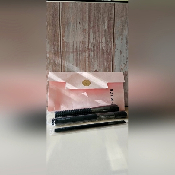 LARUCE BEAUTY 3 Pc Makeup Brush Set Kabuki, Highlighter & Small Angle Brush - Picture 1 of 8